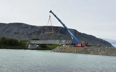 Bráðabirgðabrú hífð á Ölfusá með stærsta krana landsins